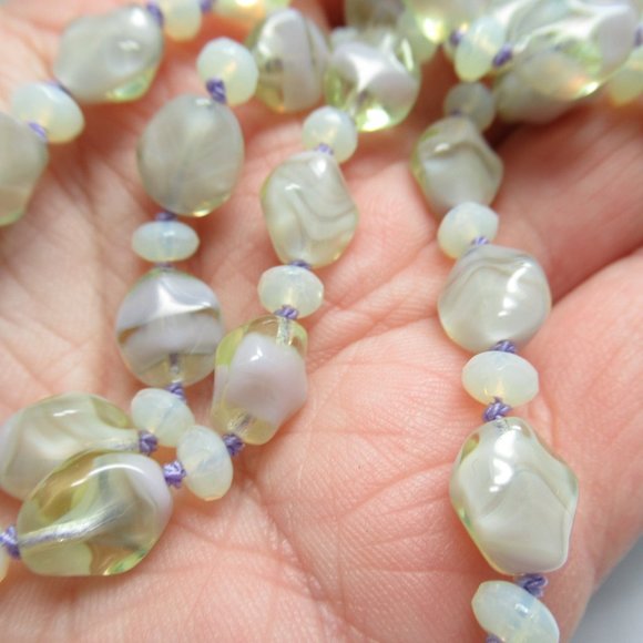 Uranium glass bead necklace - Picture 9 of 12